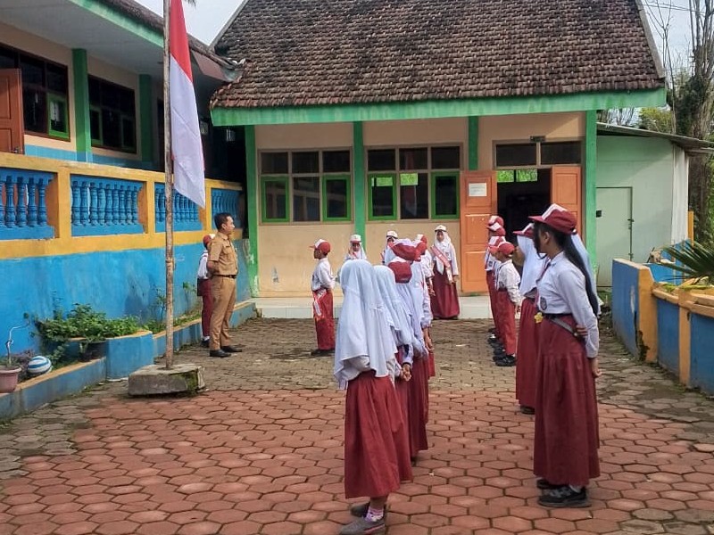 Upacara Bendera Hari Pertama Masuk Semester 2 Tahun Pelajaran 2025/2026 di SD Negeri 1 Baderan