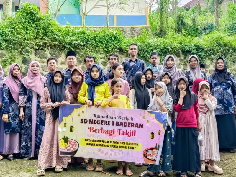 kegiatan pembagian takjil SD Negeri 1 Baderan